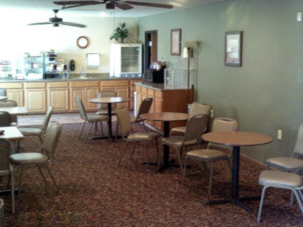 Capri Inn & Suites - Beatrice エクステリア 写真